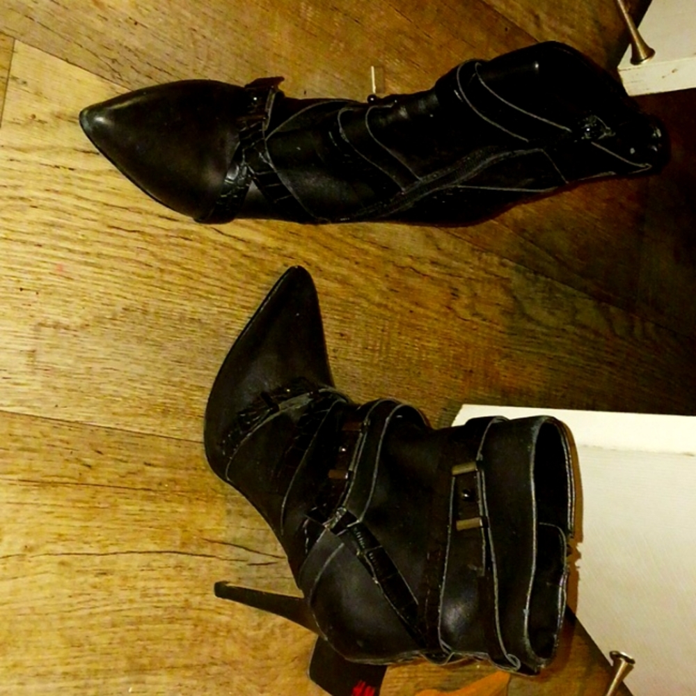 Authentic guess leather black boots